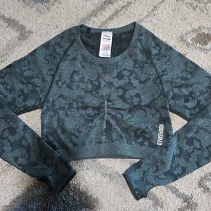 Gymshark Green Camo women’s  Long Sleeve Crop Top workout Shirt size large.